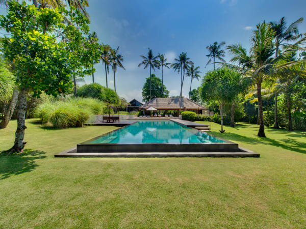 Villa Samadhana - Garden, pool and villa